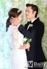 组图：李秉宪李珉廷大婚甜蜜互送吻 群星道贺