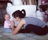 组图：36岁辣妈与可爱女儿同练瑜伽温馨引追捧