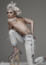 组图：GaGa新单封面化身小丑 科学怪人性感全裸