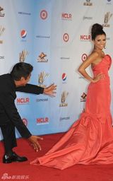 组图：伊娃-朗格利亚低胸礼服亮相 展露好身材