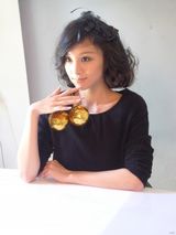 组图：章龄之时尚写真显气场 浓重烟熏妆展熟女魅力