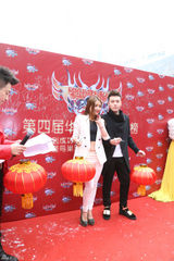 组图：孙敬媛白西装亮相华语音乐排行榜