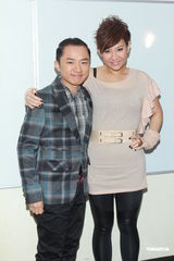 组图：《劲歌金曲》录影 阿娇(钟欣桐)出席郑欣宜落泪