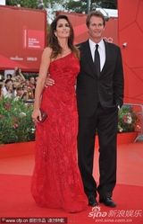 组图：名模辛迪-克劳馥红裙娇艳惹眼 和老公秀恩爱