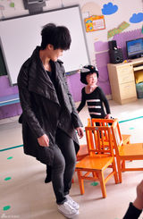 组图：李宇春探访听障儿童 玉米爱心公益继续