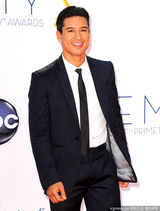 组图：艾美奖红毯 男主播马里奥-洛佩兹帅气亮相