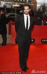 组图：竞赛片《圣殿》首映 女星斜肩粉裙优雅亮相