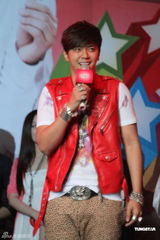 组图：罗志祥出席活动迟到玩求婚 刘心许飞同台