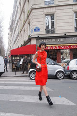 组图：陈燃巴黎街拍 齐耳短发清爽利落