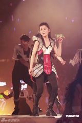 幻灯图集：TWINS合体归来红馆开唱 王祖蓝单膝跪地