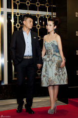 组图：王新军秦海璐牵手亮相 首度开腔谈婚期