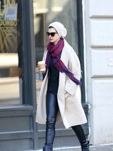 组图：安妮-海瑟薇悠闲漫步纽约街头 婚戒亮眼