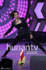 组图：宋茜《大本营》秀软骨功 与坡姐谢娜拼厨艺