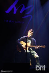 组图：韩星金英浩举办首张专辑发布会一展歌喉