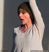 组图：泰勒踩超市推车与闺蜜海边嬉戏玩闹