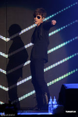 组图：金贤重开唱露胸耍性感 与gaga撞期仍火爆