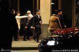 组图：梁朝伟夜晚外出酒店 西装革履不惧严寒