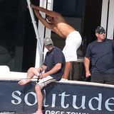 组图：老虎伍兹半裸与新女友海上出游