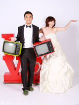 组图：《首付》张铎黄小蕾浪漫婚照诠释励志爱情