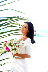 组图：王丽坤海岸写真素雅气质人比花娇