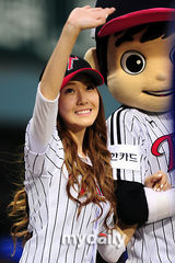 组图：少女时代成员Jessica担任棒球比赛开球员