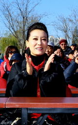 组图：谭晶携献礼歌曲《相信》唱进社区