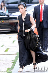 组图：WG先艺携夫贺朱雅敏大婚 宽衫遮孕肚