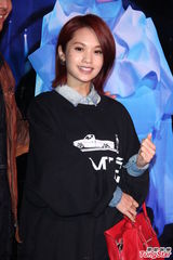 组图：陈奕迅台北火热开唱 台上大玩变装秀