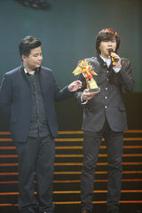 组图：李宇春榜中榜揽3奖 蔡依林险走光