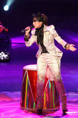 高清图：萧亚轩低胸黑裙秀身材 中性装扮劲歌热舞