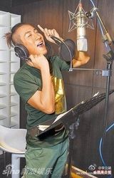 台歌手李立崴微博生前照 爱萌犬自侃酷似梁家辉