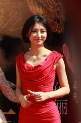 组图：斓曦魅惑红裙上海助阵《甄嬛传》宣传