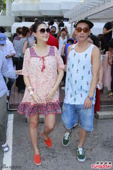 组图：应采儿穿大肚裙出院 陈小春贴心搀扶