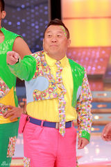 幻灯图：曾志伟五彩现身《奖门人》 王喜秀肌肉 