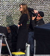 组图：皮特变“狗仔”对朱莉如痴如醉 探班大方拥吻