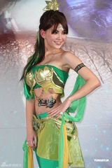 组图：昆凌沾周董光代言 不介意当“J女郎”