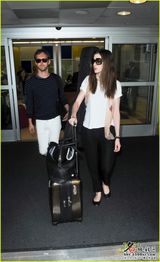 组图：好莱坞女星安妮-海瑟薇幸福完婚