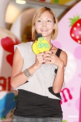 组图：日本女星土屋安娜办签名会 坚定走摇滚风格