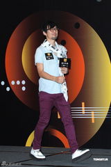 组图：容祖儿自称喜欢挑战 默默承受外界传言