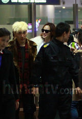 组图：张根硕现身机场心情好 粉丝接机有序