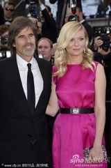 组图：邓斯特戛纳走秀紫红裙装简约亲切