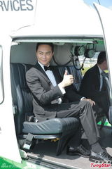 组图：张智霖签约将发翻唱辑 明年红馆开唱