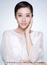 组图：刘思彤纯美白裙淑女写真时尚青春显气质