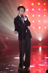 组图：周笔畅玩谢耳朵乐器 邓紫棋黑丝秀腿