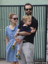 组图：娜塔丽-波特曼咬指甲扮萌 老公逗乐儿子