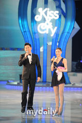 组图：韩星孙谭菲IU等盛装亮相 参加节目秀花样滑冰