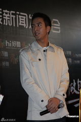 组图：快男李行亮红裤抢镜 联手赵帆为活动站台