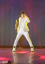 组图：BigBang火热开唱 座无虚席粉丝high翻场