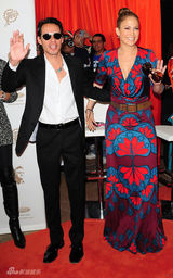 幻灯图集：詹妮弗-洛佩兹身穿红蓝彩裙靓丽抢镜