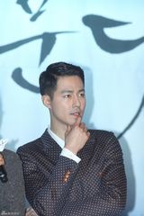 高清组图：宋慧乔透视装宣传新剧 赵仁成帅气